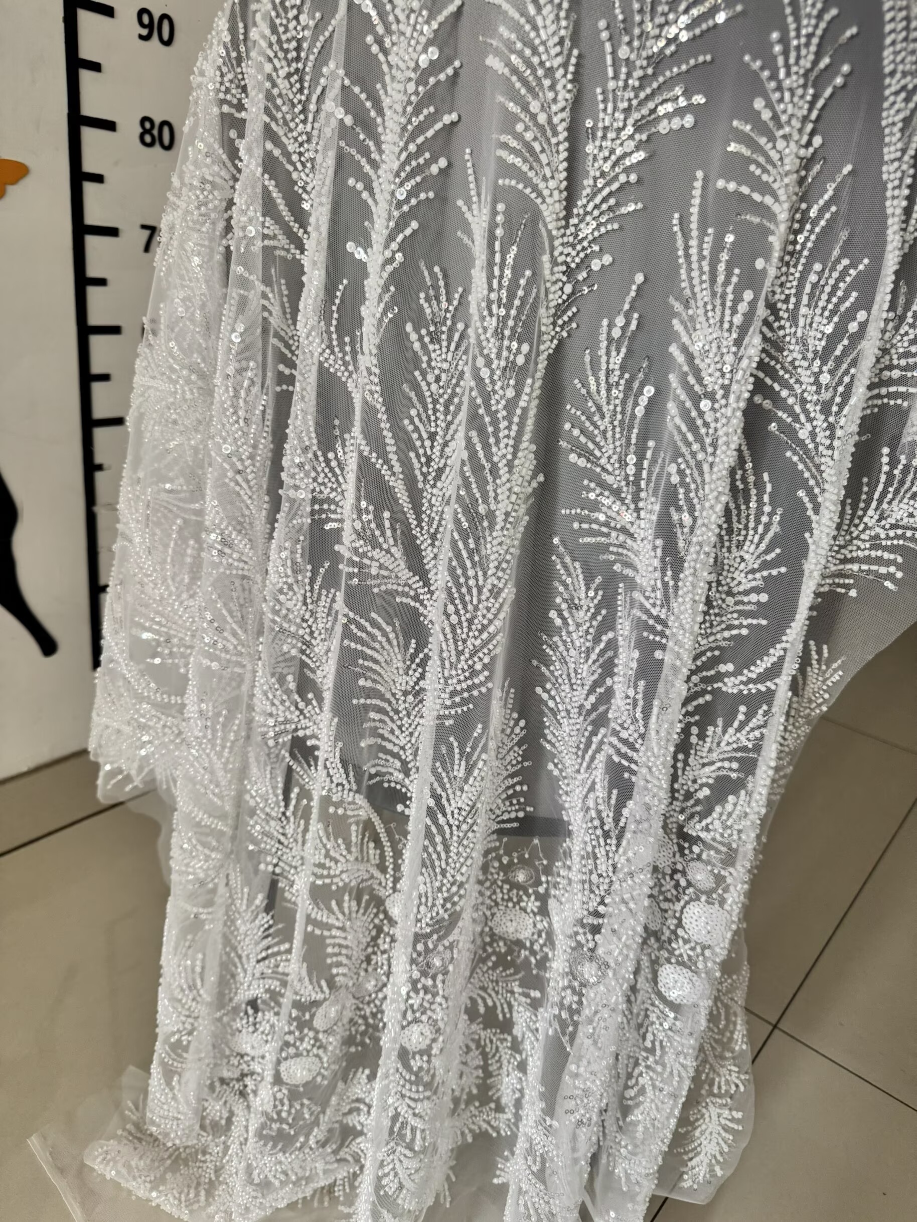 White Beaded Pearl Crystal Seq – Crystal Mesh Fabric Bewertung und Preis