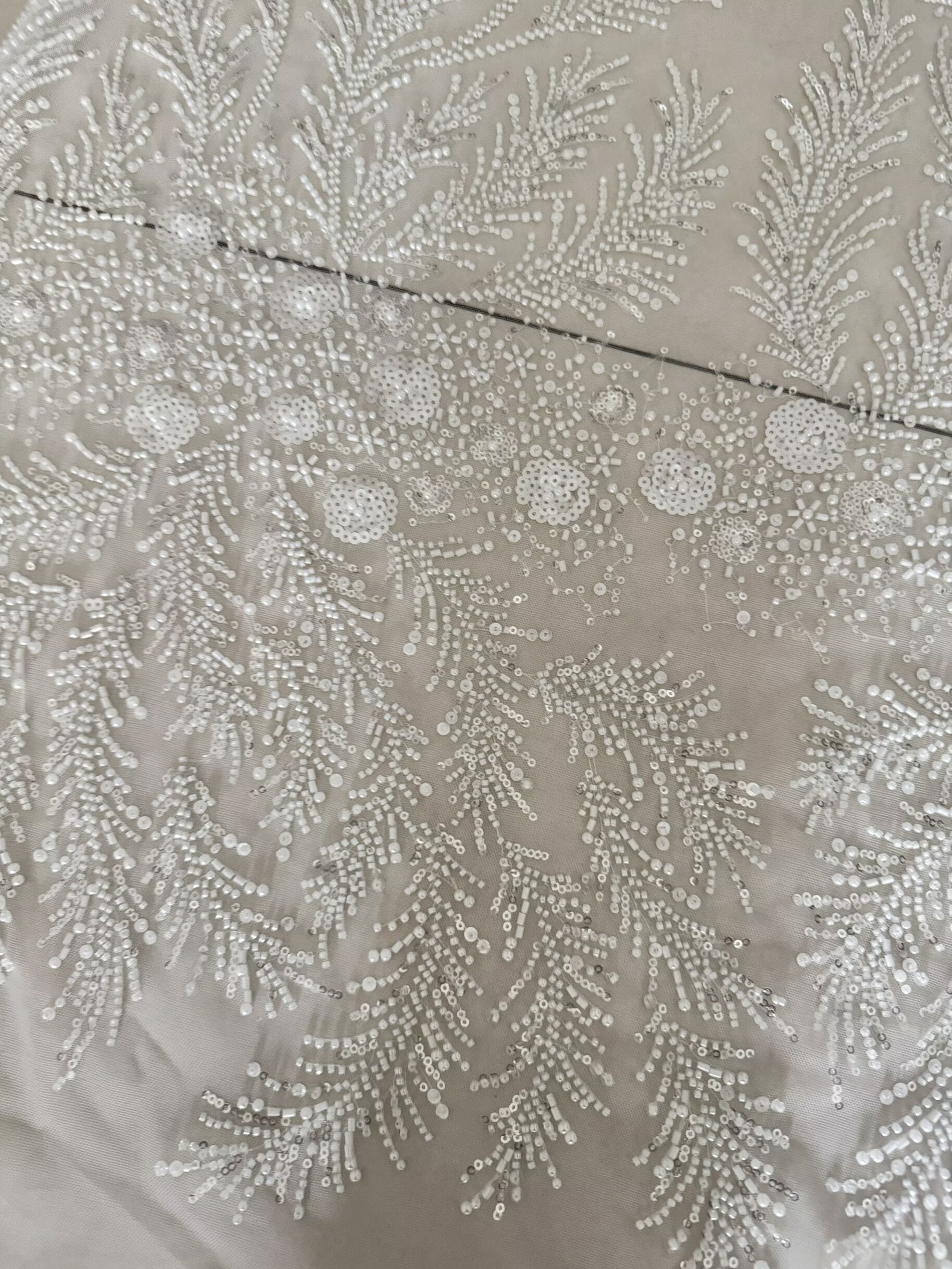 White Beaded Pearl Crystal Seq – Crystal Mesh Fabric Bewertung und Preis